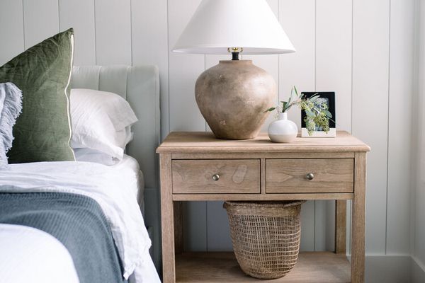 使用三项规则的床头柜。