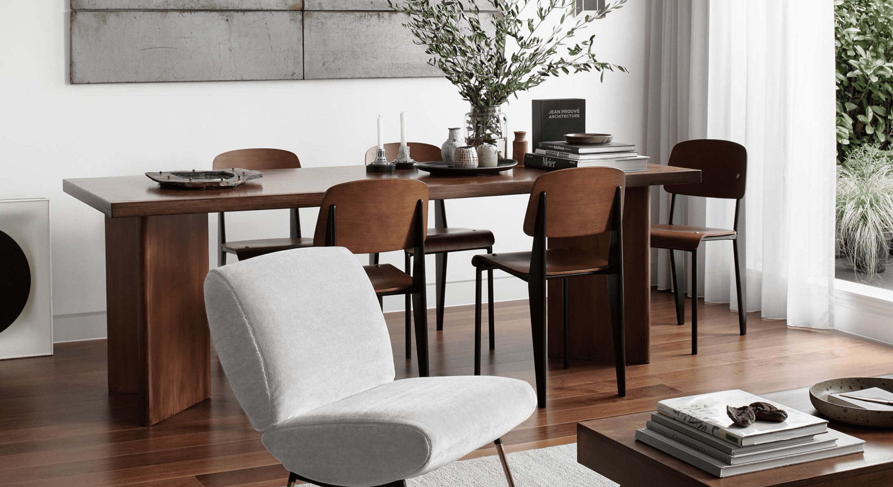 摆满了光滑的木制家具的房间