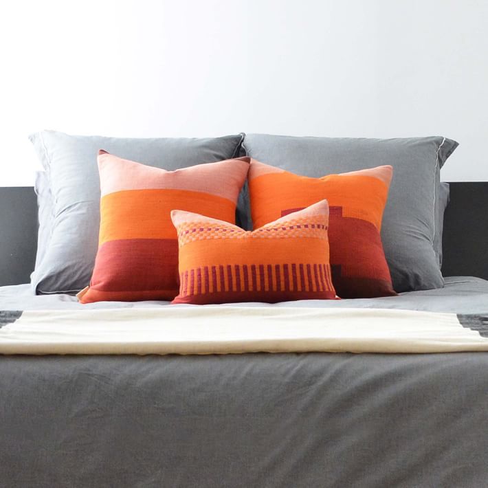 纺织枕在远处。