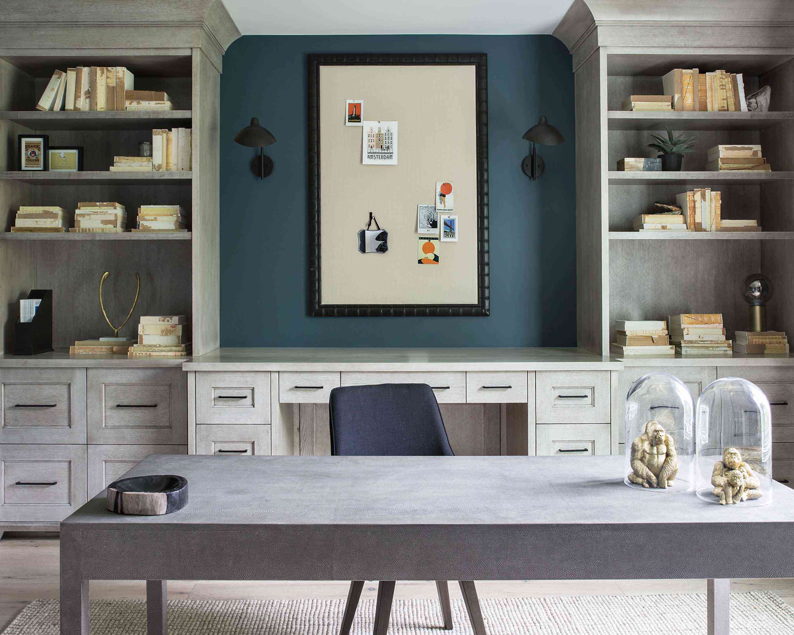 reena sotropa办公室空间与书堆。