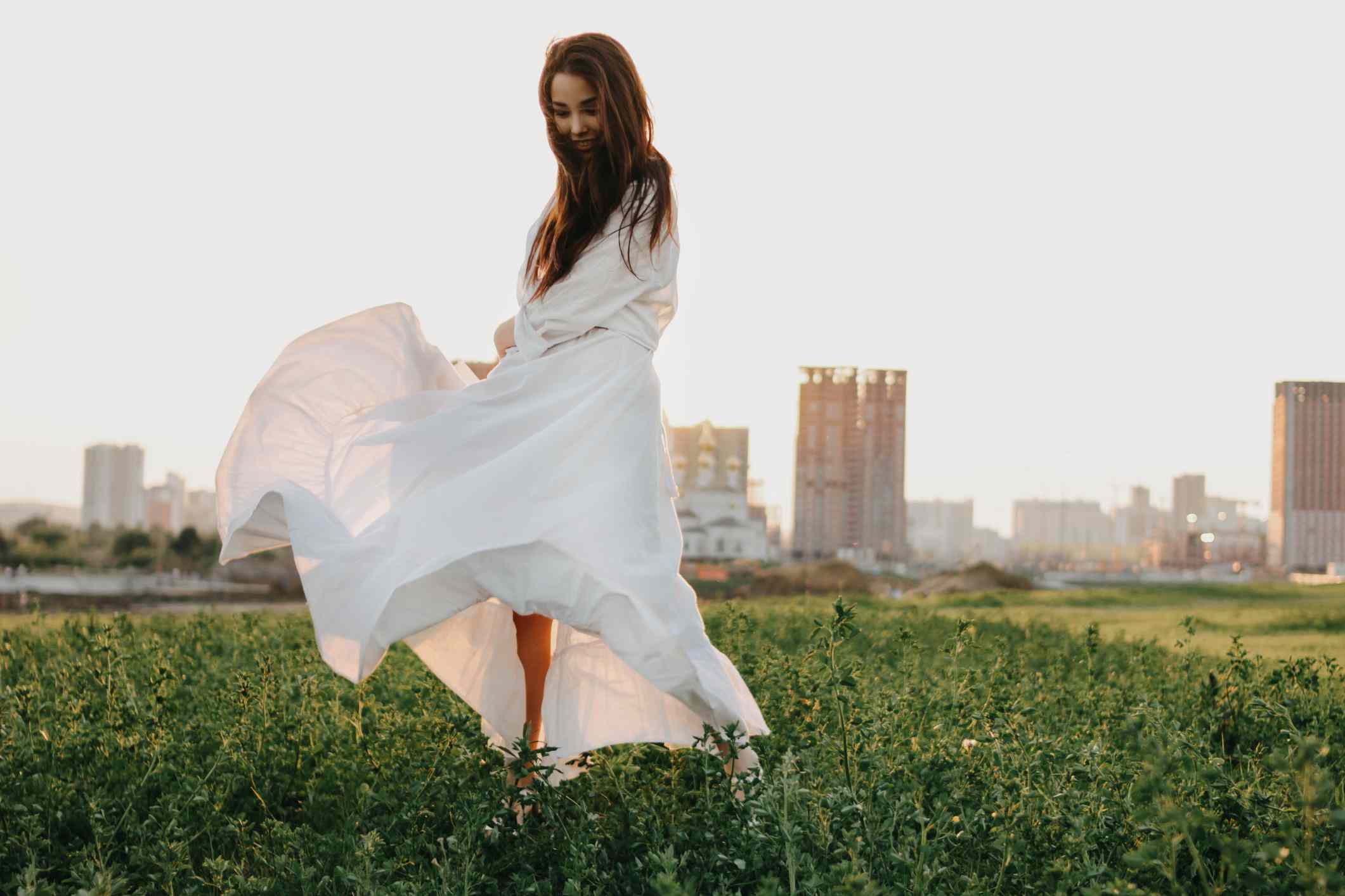 女人穿着白色礼服