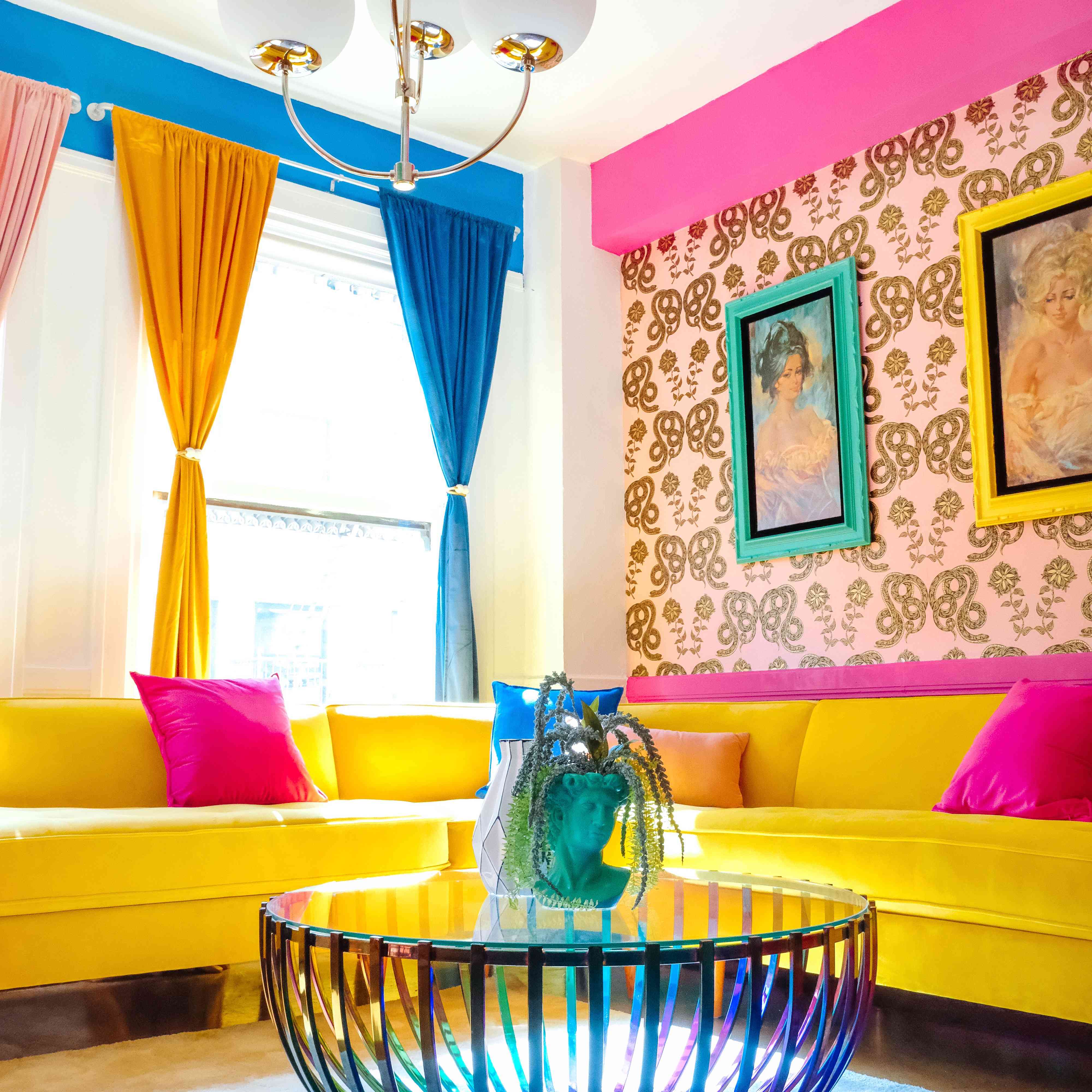 明亮的五颜六色的客厅与明亮的黄色的沙发。