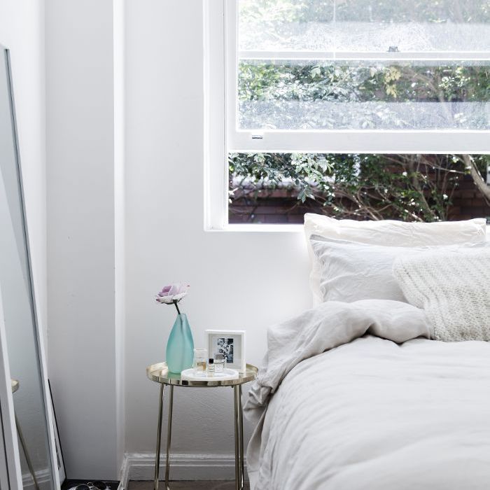 床和边桌在邦迪海滩公寓