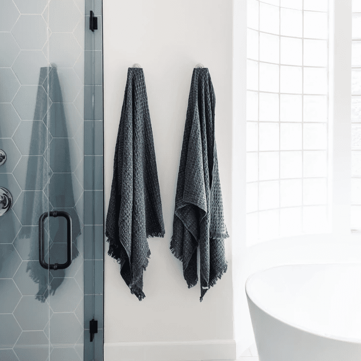 有两个板岩灰色毛巾的白色卫生间垂悬在墙壁上