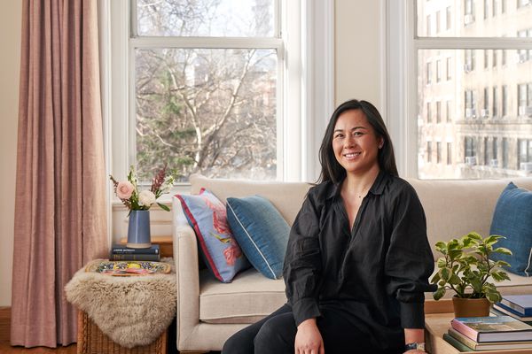 编织之家创始人达维娜·欧吉维坐在客厅的长椅上