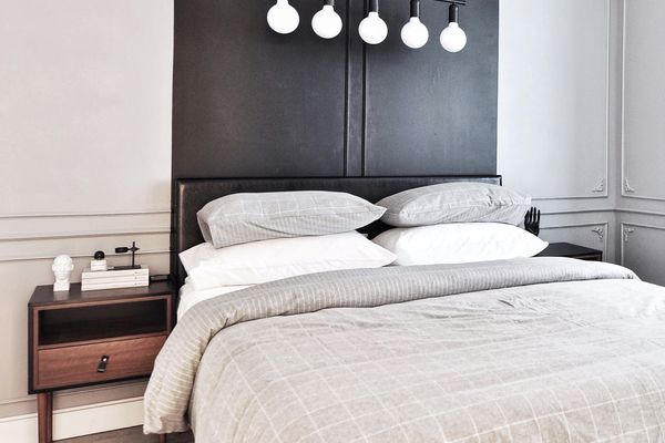 卧室与黑色床头板-最好的卧室想法