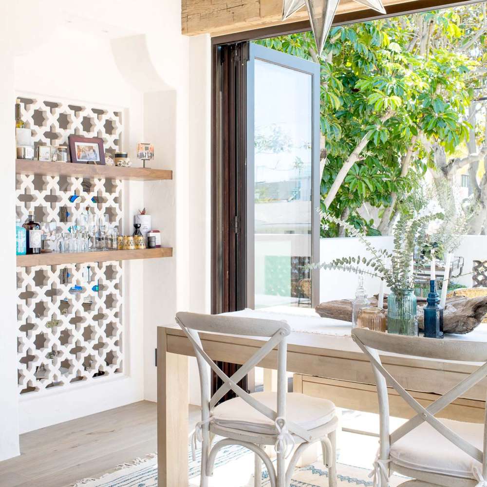 海滩平房餐厅与镂空的口音墙