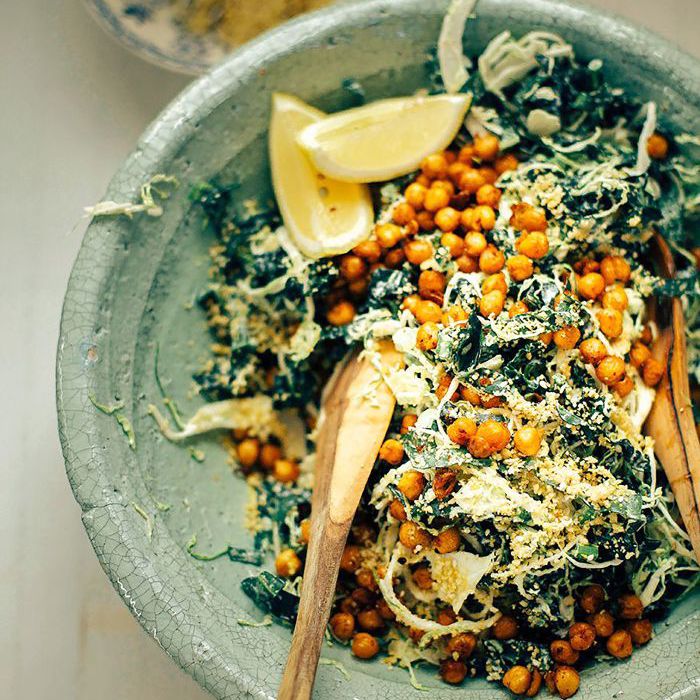 羽衣甘蓝甘蓝甘蓝凯撒沙拉配松子酱