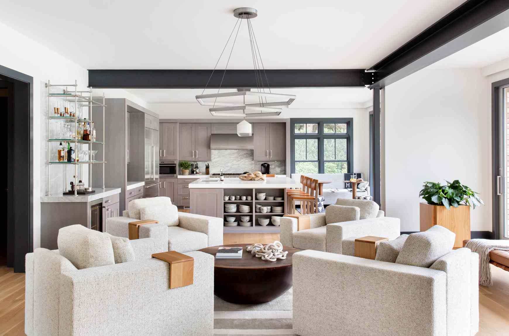 白色椅子的中性客厅。