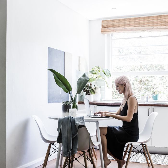 劳伦鲍威尔在她的餐厅在邦迪海滩