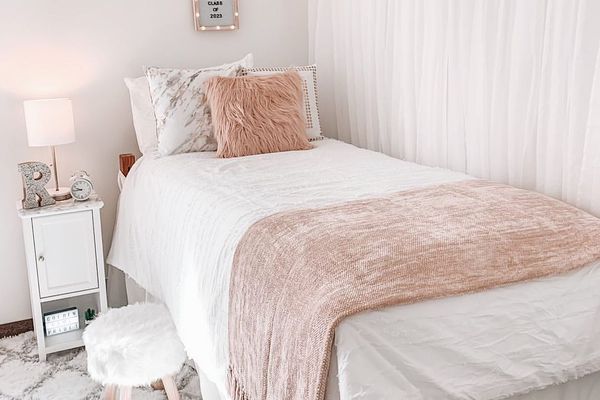 浅粉红色宿舍室床。