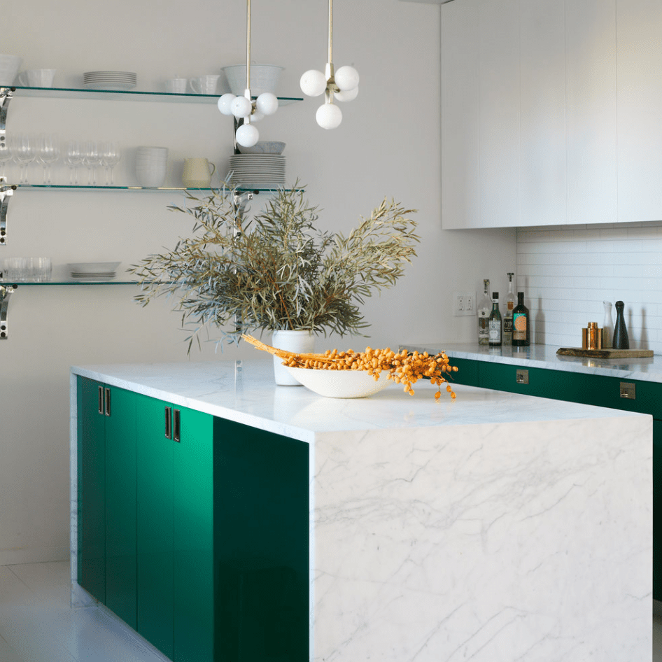 大理石砌成的厨房里有宜家定制的橱柜