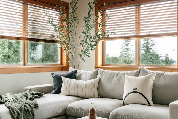 客厅的木制百叶窗