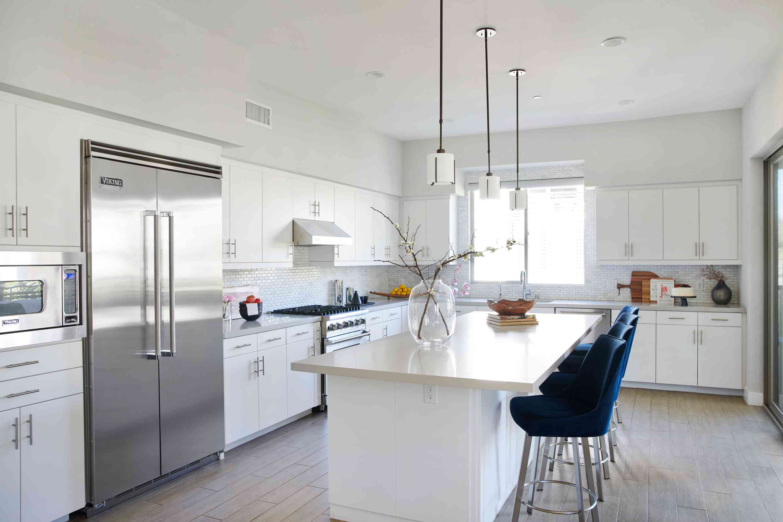 大开着白色厨房。