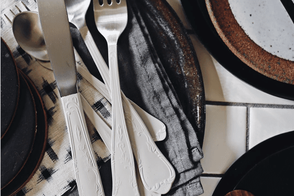 如何清洁银色清洁银器上的风格表