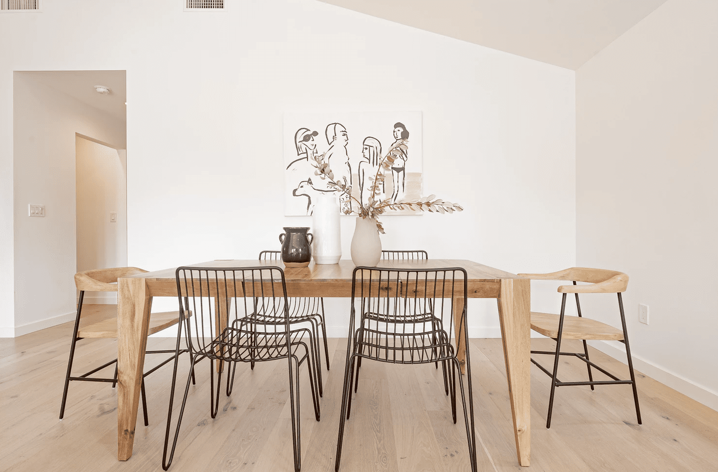 带空闲的餐厅，带时尚的现代家具和沿海艺术用餐室