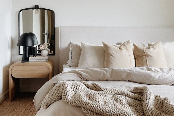 舒适的中性斯堪的纳维亚卧室。