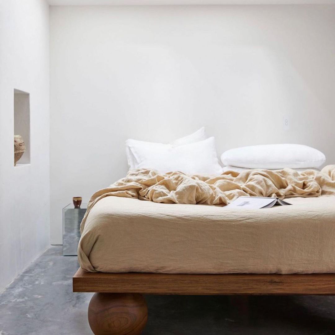 铺着亚麻床单的床