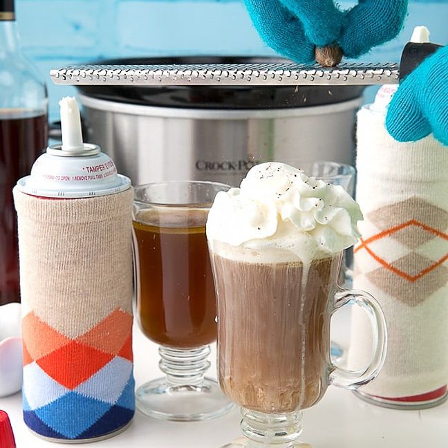 热奶油朗姆的玻璃杯淋上奶油。