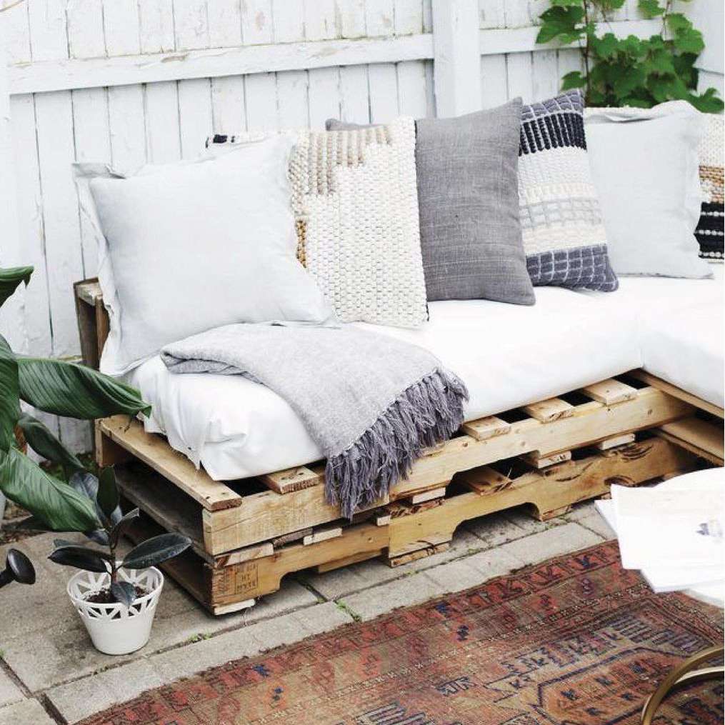 由托盘制成的户外沙发