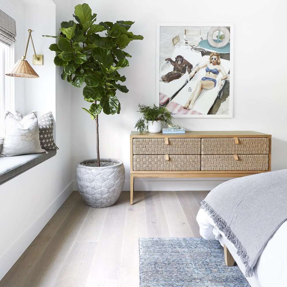 梳妆台用小装饰物品。