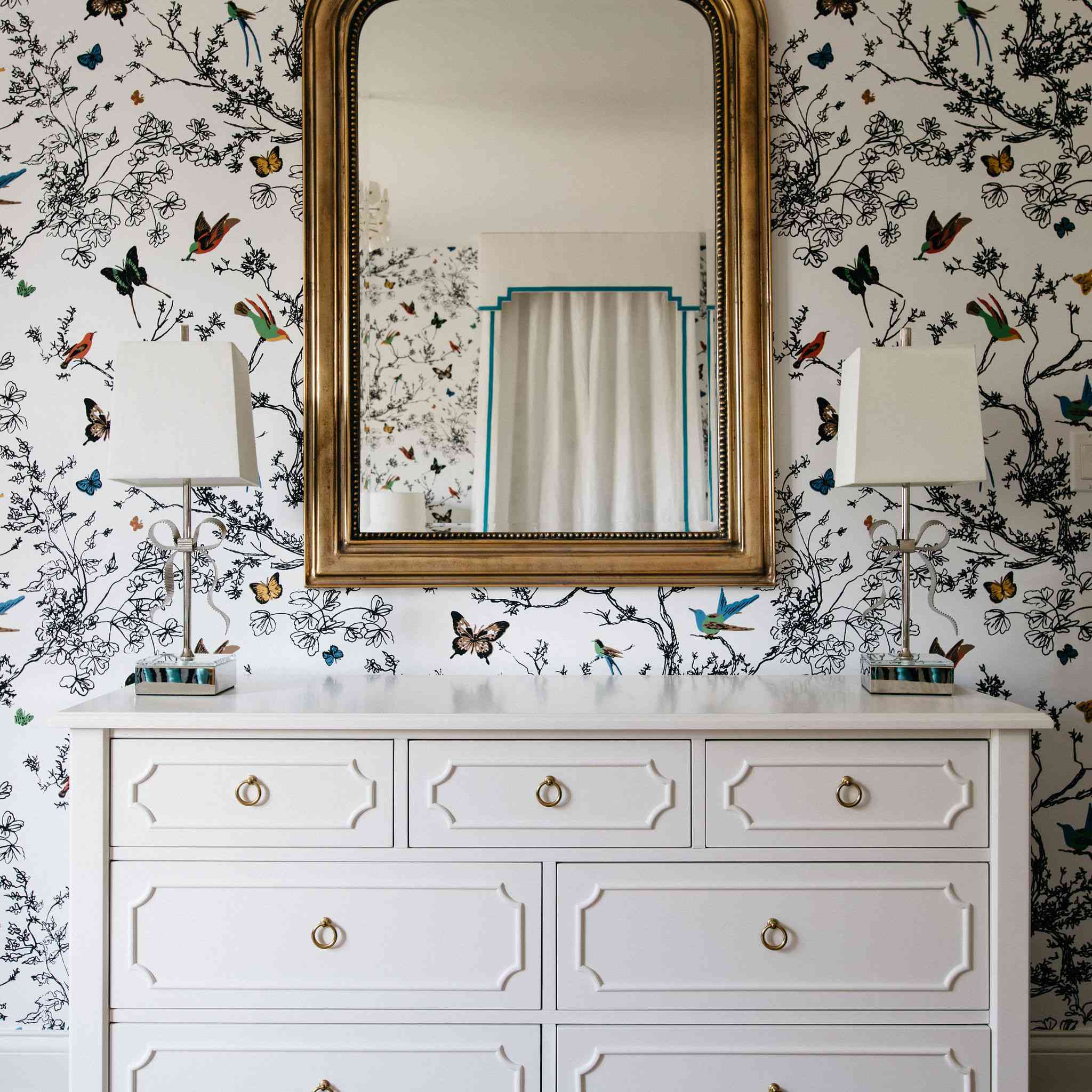 本周的改头换面——白色梳妆台上面镶着古董金镜子