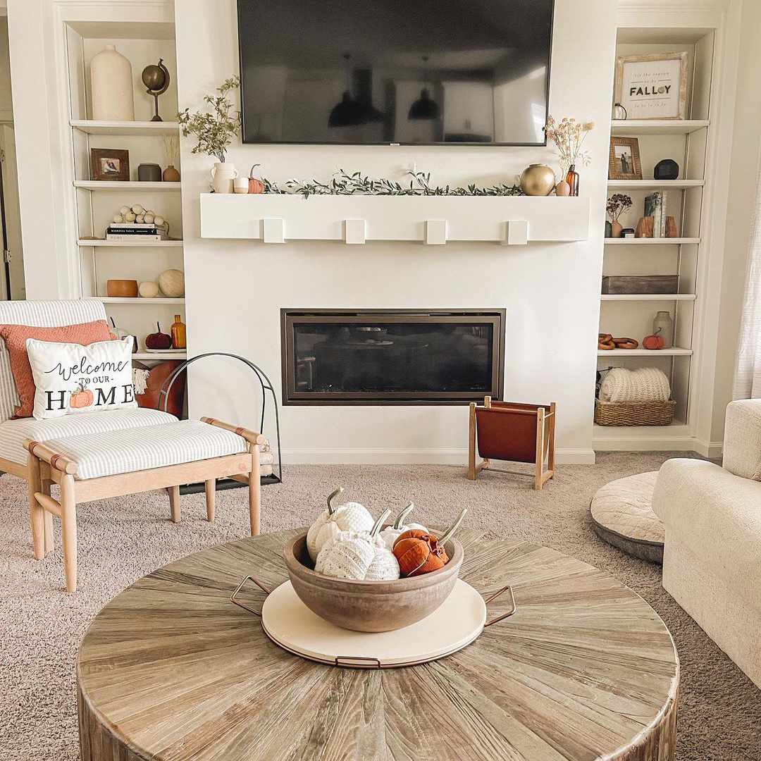 带秋季装饰的客厅