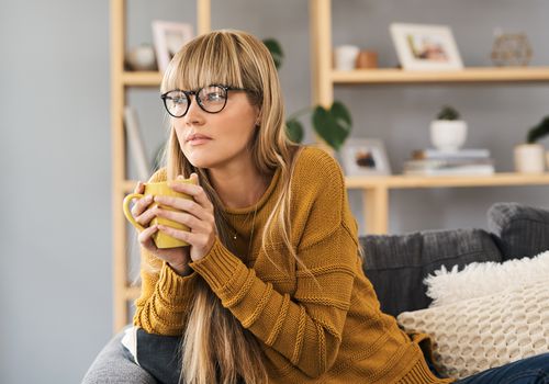 女人用杯子看电视