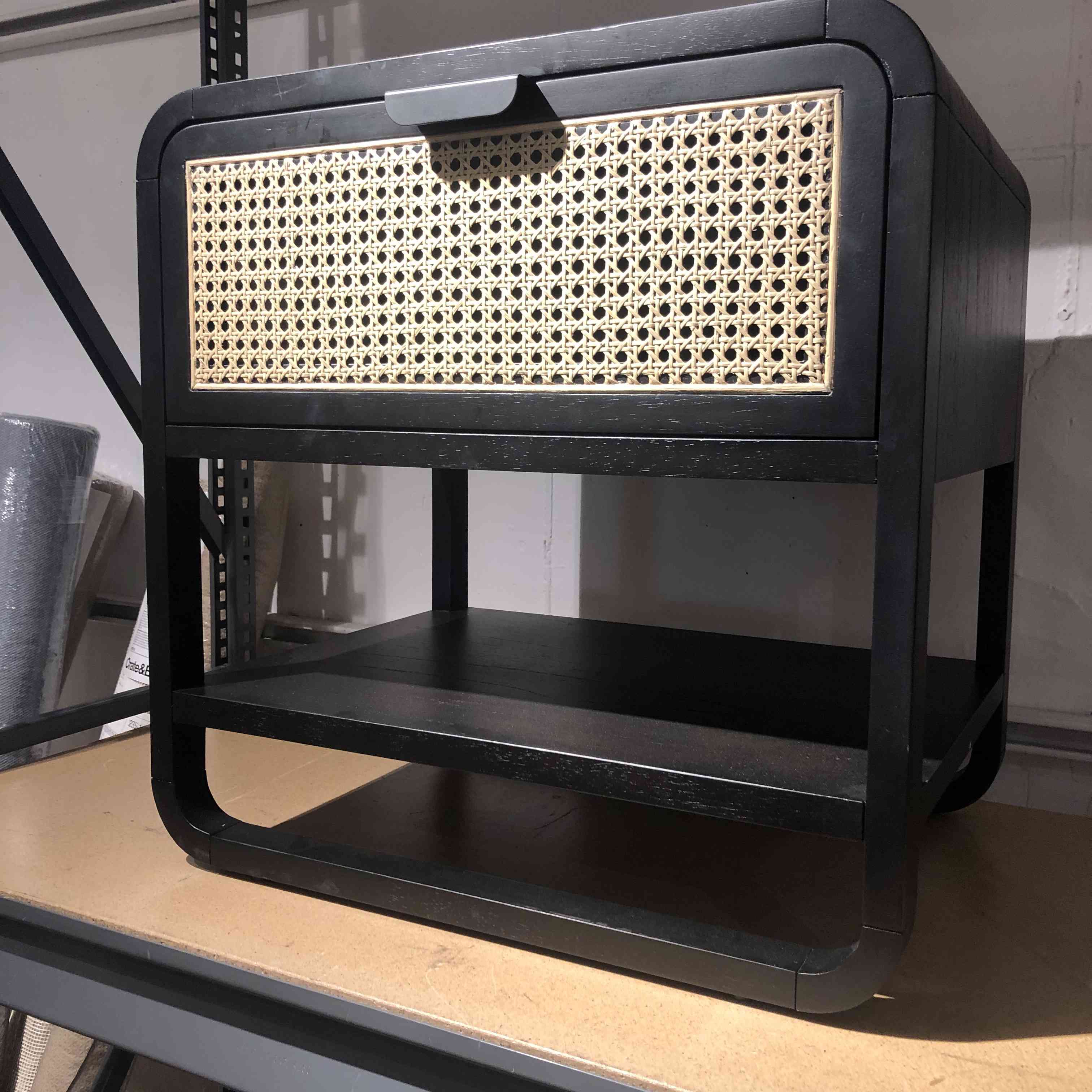 与藤条抽屉的黑边桌。