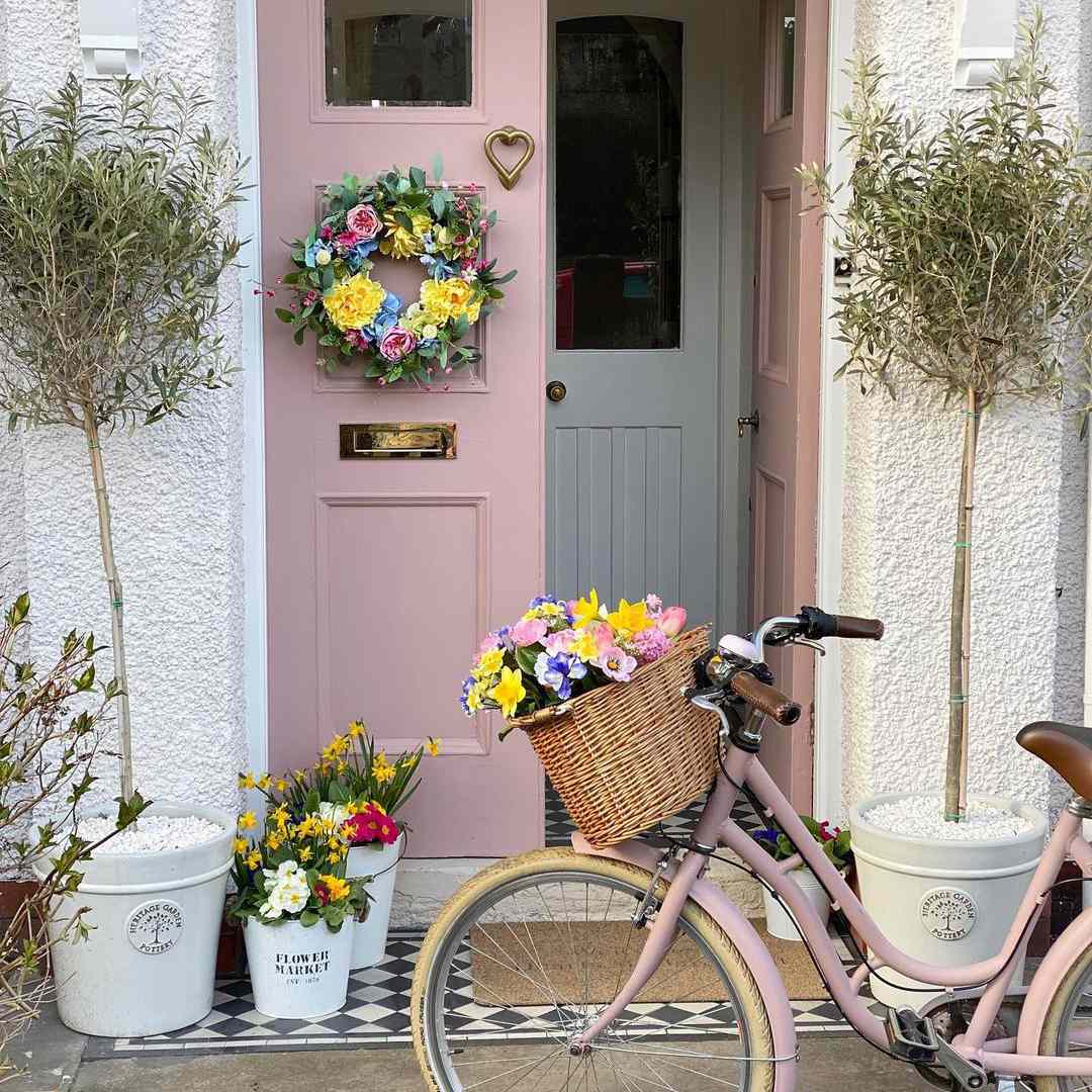 克莱尔蒙特的心形自行车和花环。