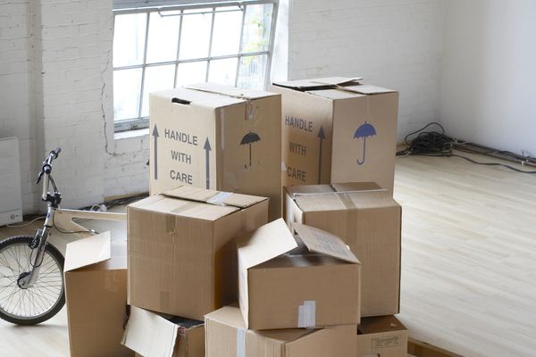 堆箱子在室中间