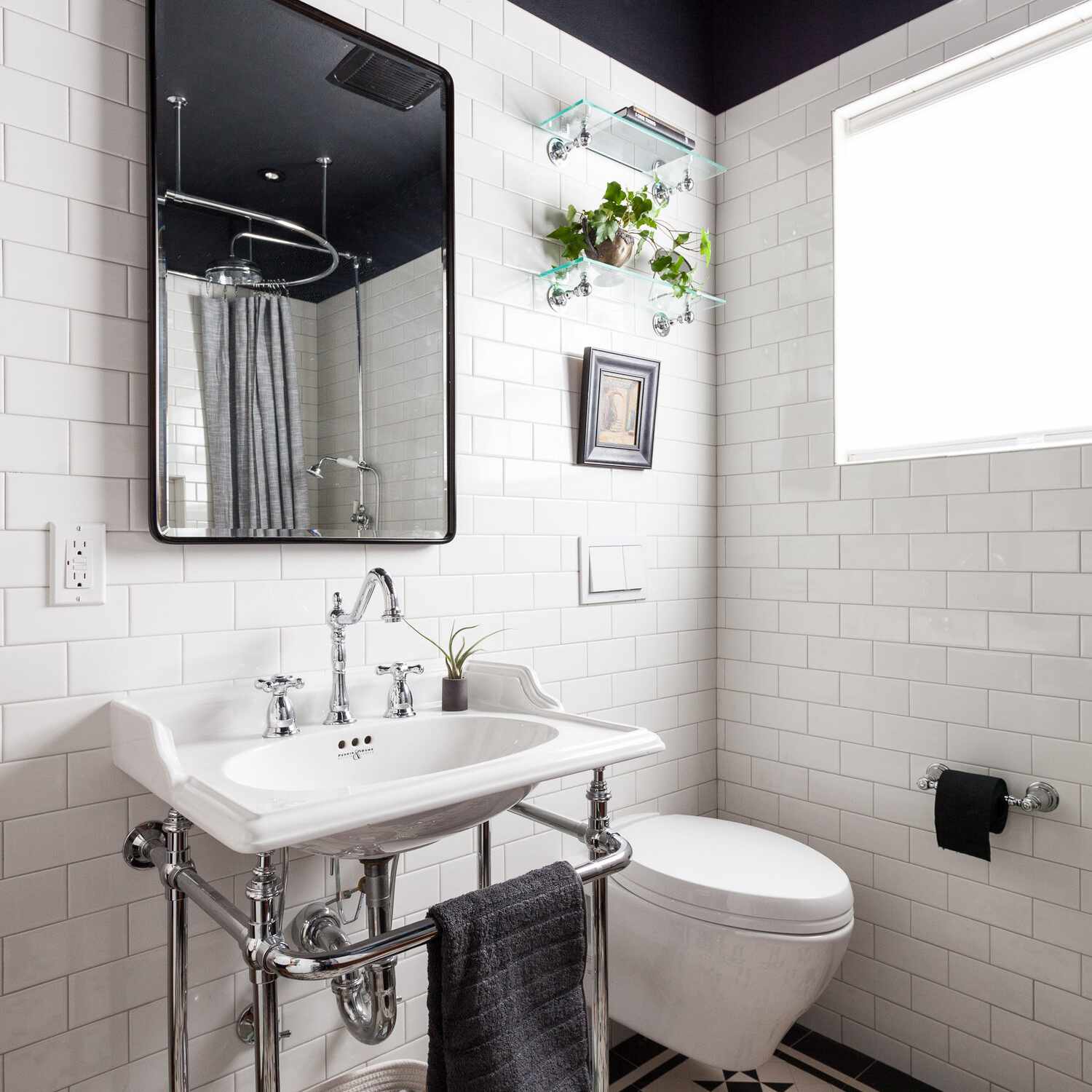 在马桶储物架上方