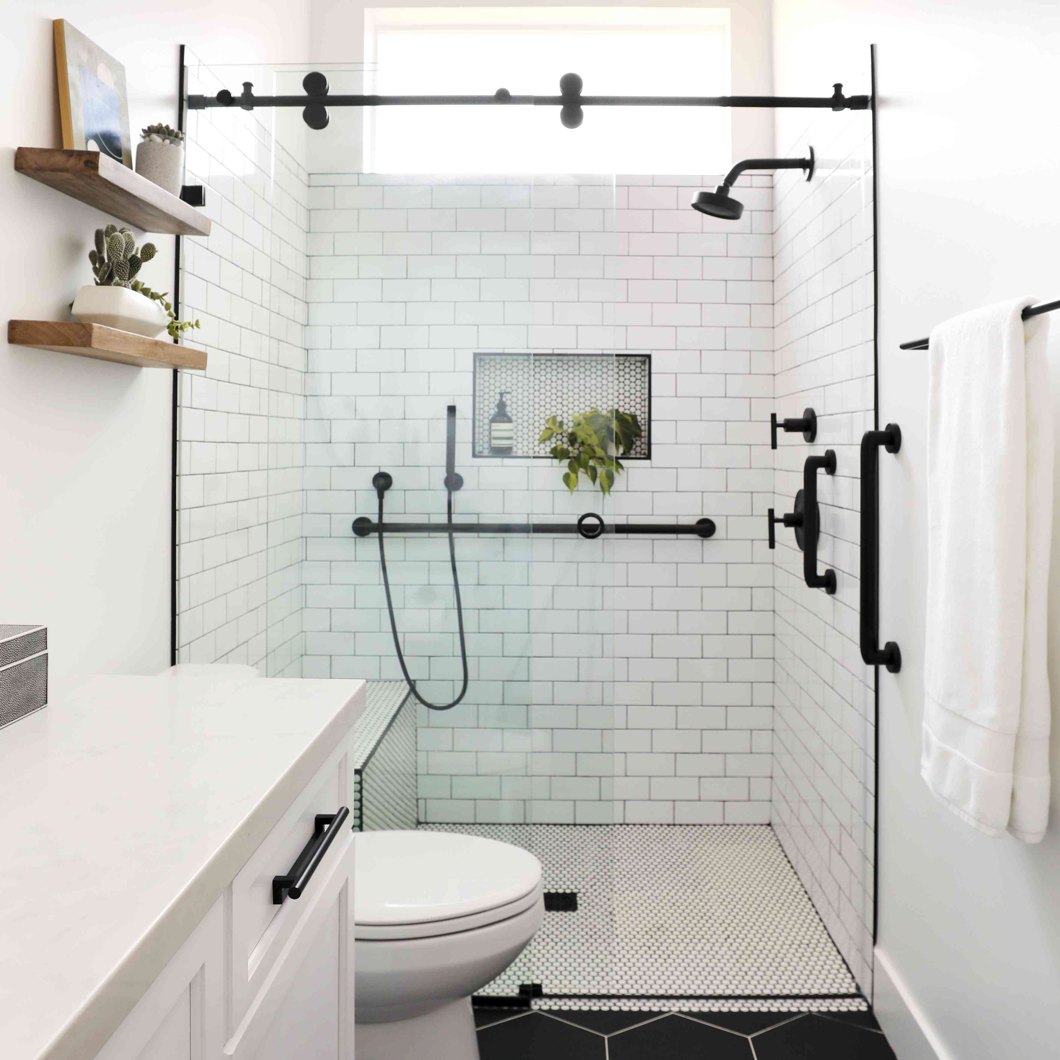 时尚的ADA无障碍浴室