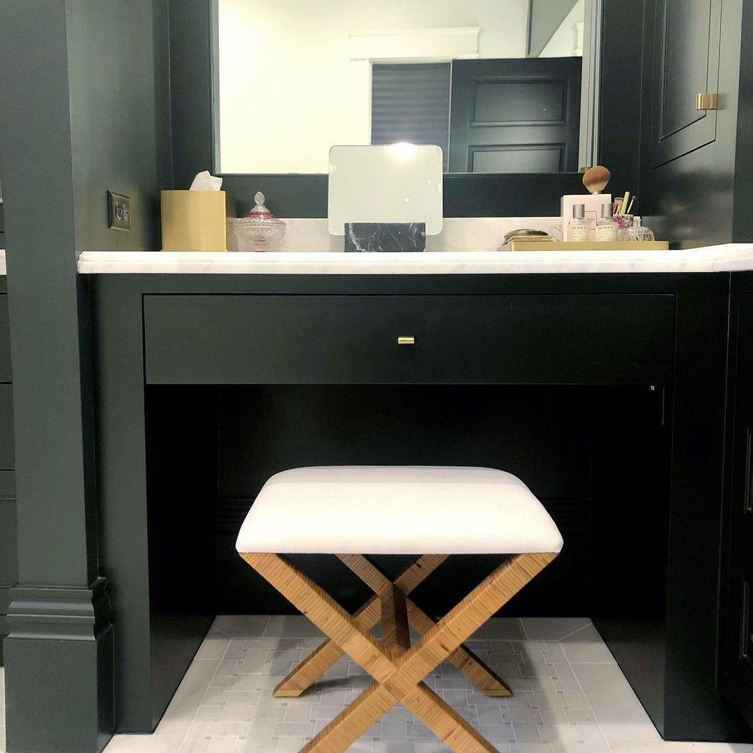 绿色浴室台面存储