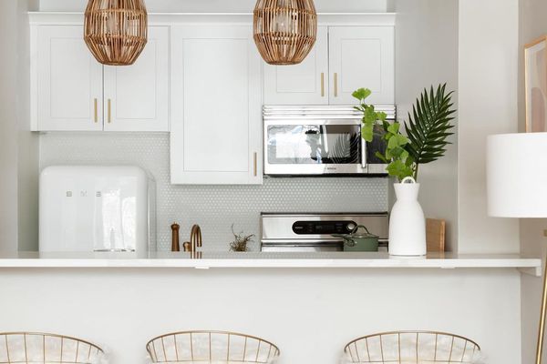 白色明亮的厨房