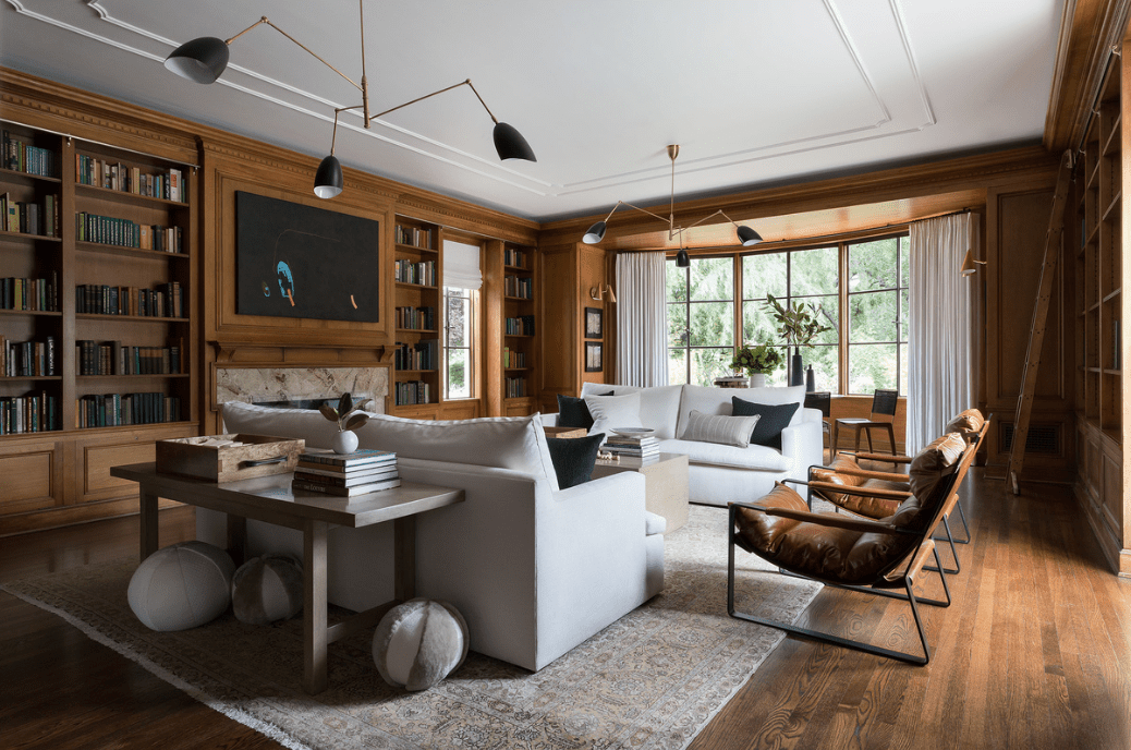 优雅的客厅，有书架。