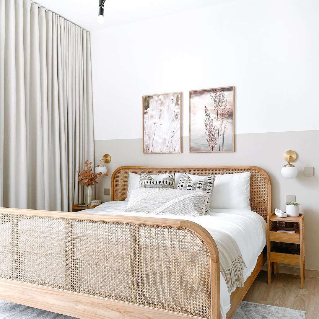 柔软的中性床与藤床架。