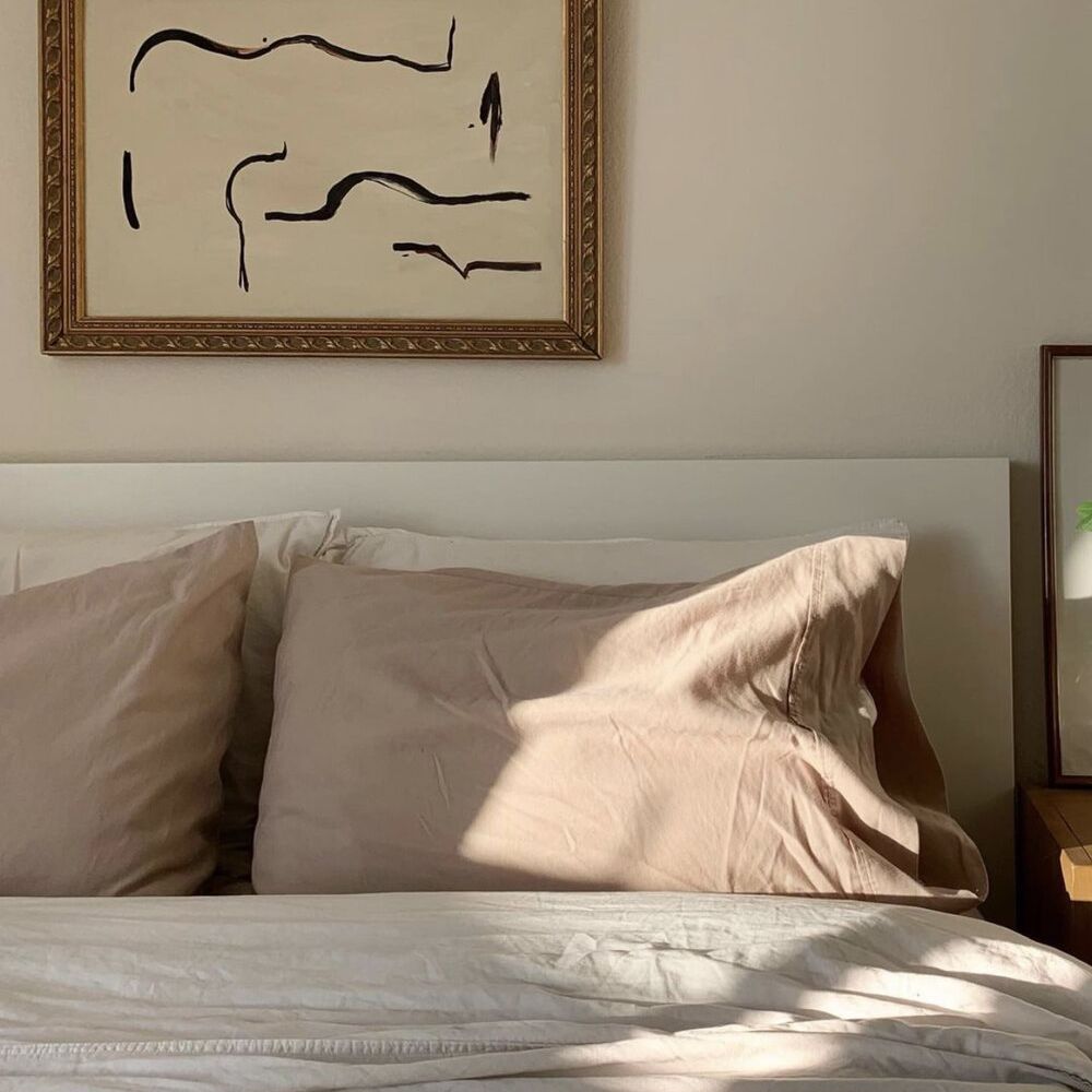 与上面抽象艺术的一个中性的床。