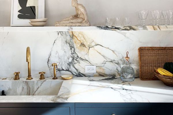 带大理石台面的厨房