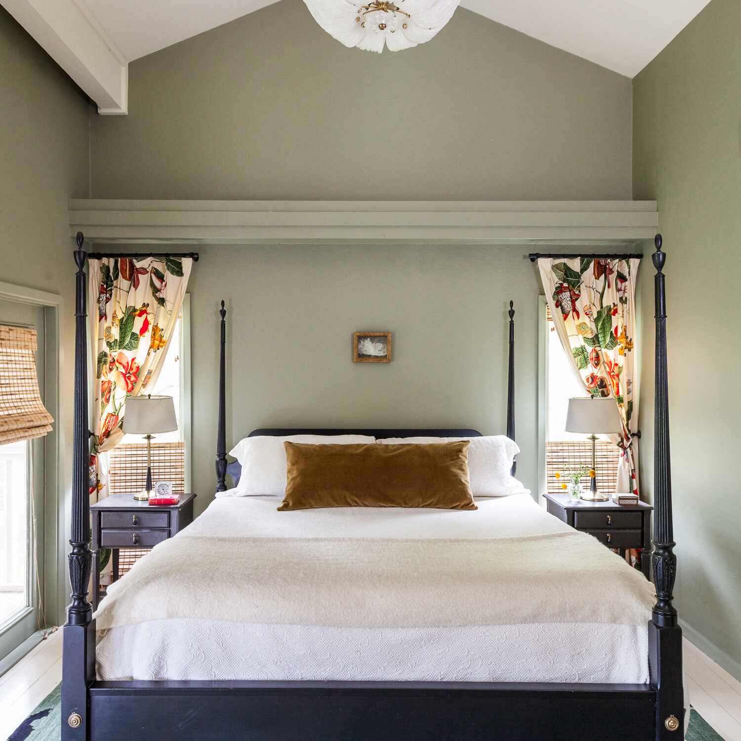 卧室里挂着醒目的花窗帘