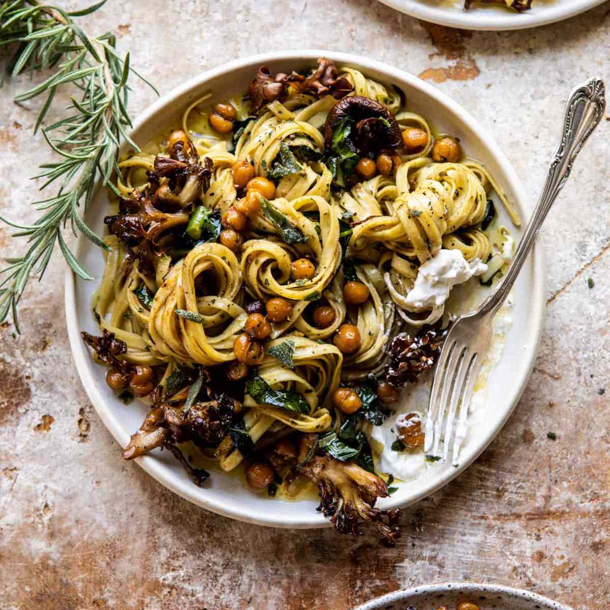 慢烤蘑菇意大利面配上香脆的迷迭香鹰嘴豆