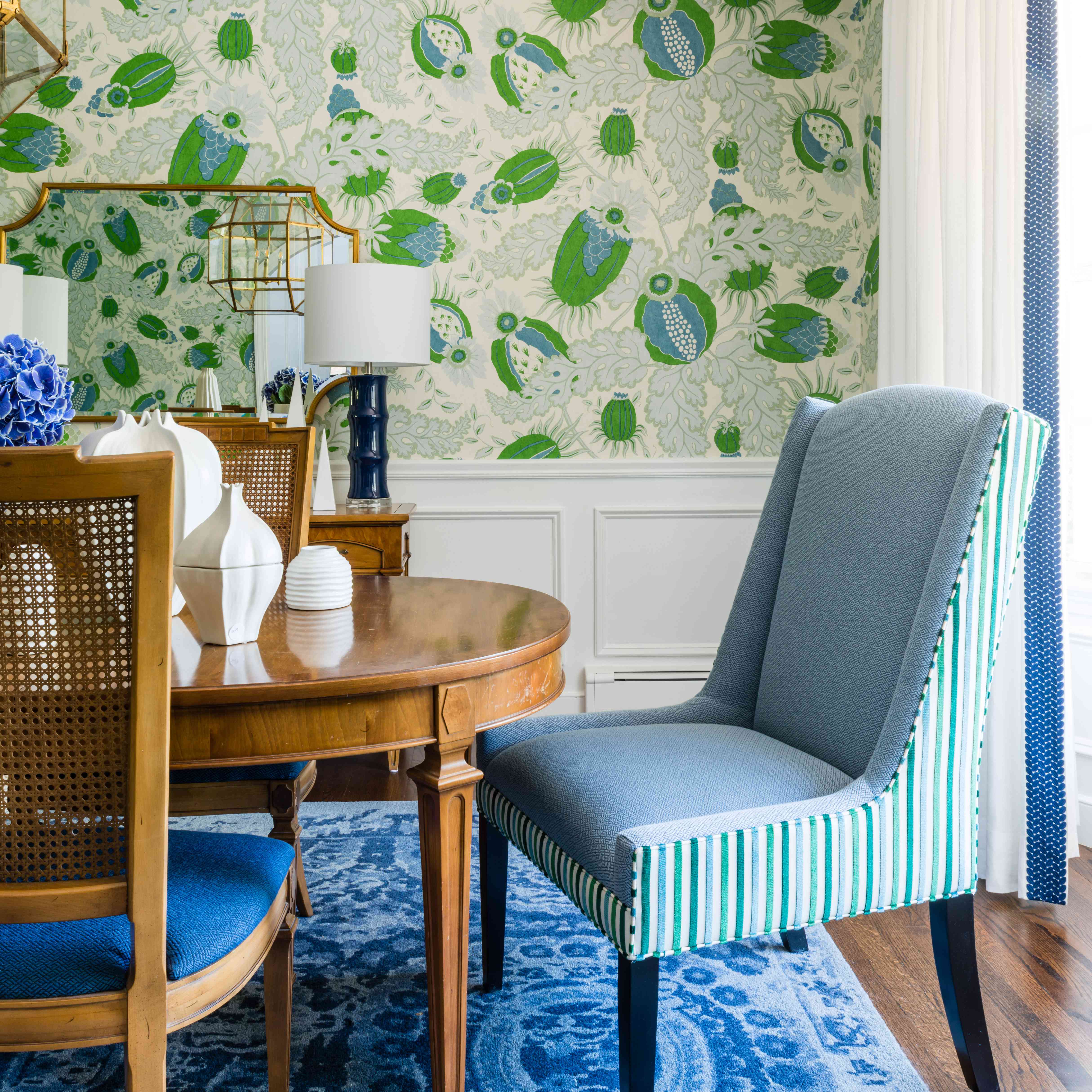 周的改造-迪娜荷兰餐厅改造后与绿色和蓝色口音＂class=