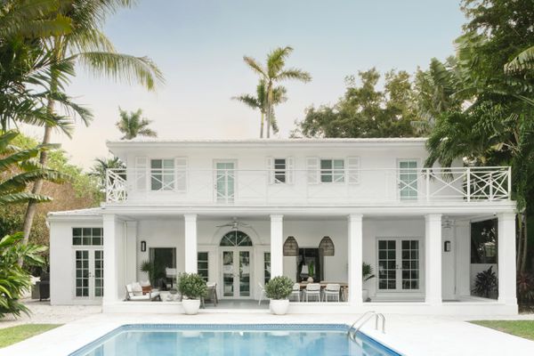 迈阿密豪宅后院，有游泳池。