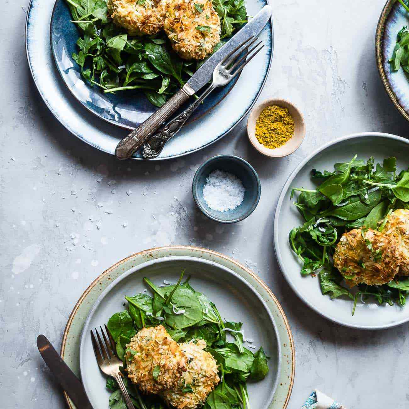 三文鱼蛋糕在几块板上服用蔬菜