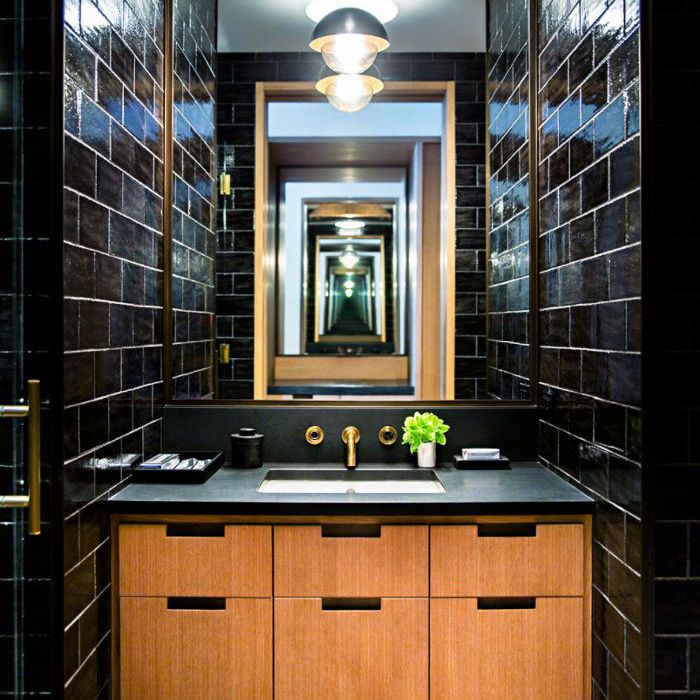 具有光泽的黑色瓷砖和镜的浴室