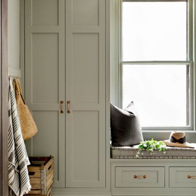 有高橱柜的Mudroom