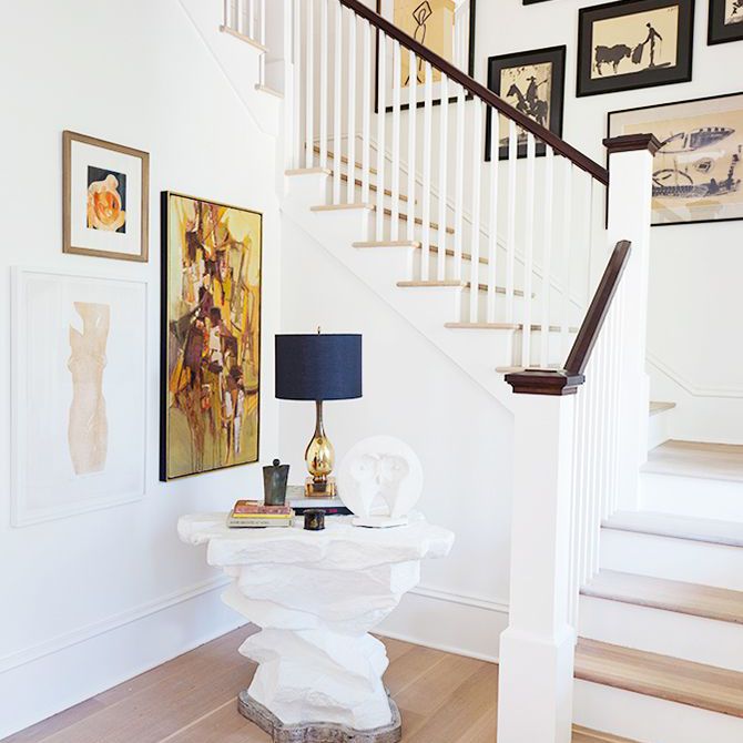 该立德家园的宏伟入口，在白色的墙壁装裱艺术