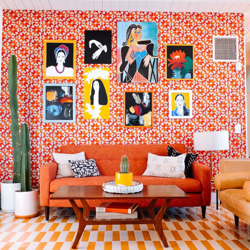 带大胆壁纸的客厅