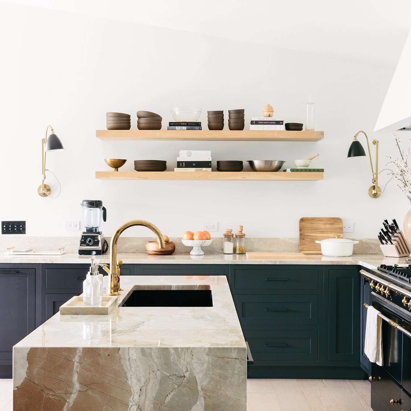 带深蓝绿色橱柜的厨房