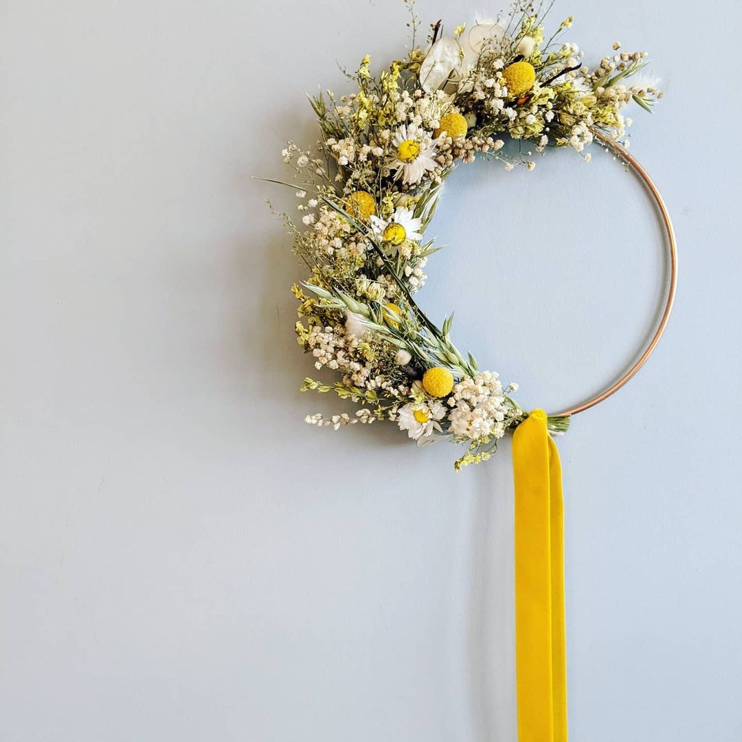 桦树和盛开的春天花环。